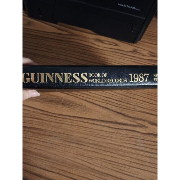 Weigh Guinness Book Of World Records 1987 Special Edition Hardcover - Picture 6 of 6